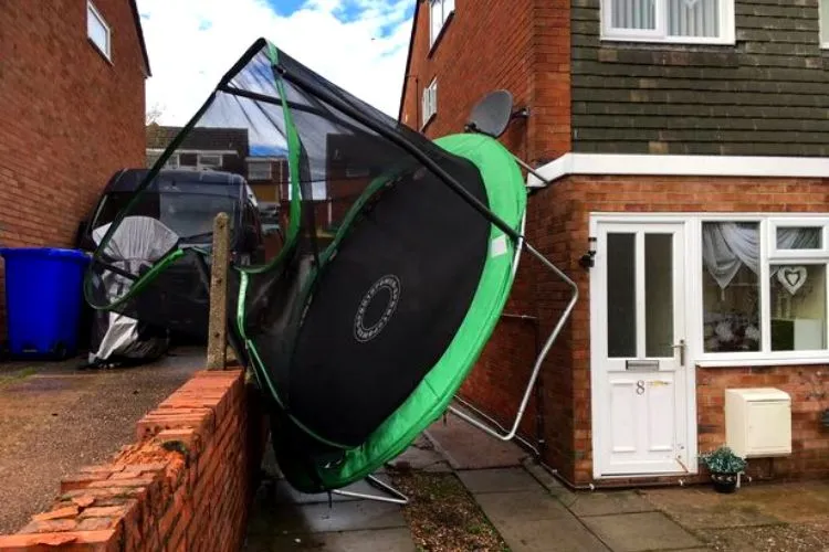 How to keep trampoline from blowing away (step by step guide)